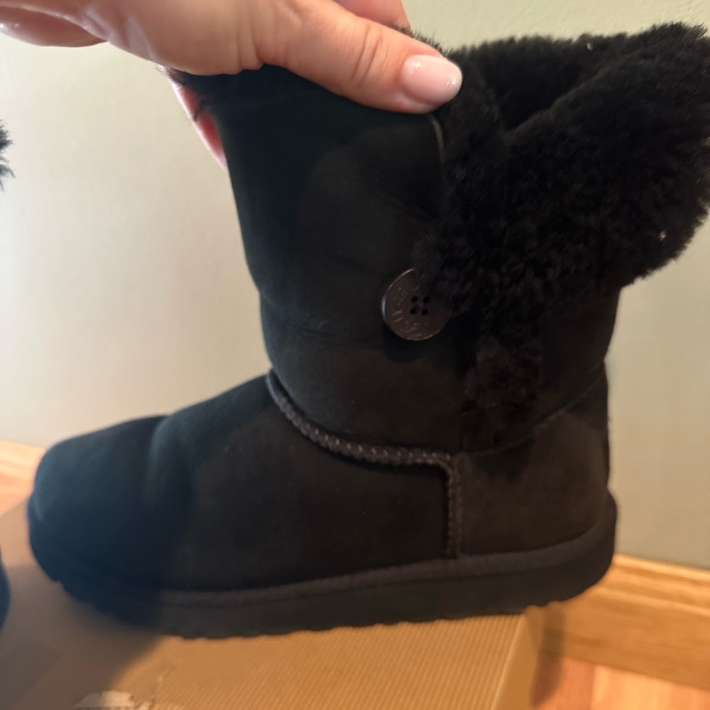 UGG Bailey Button - Picture 10 of 12